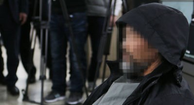 [슬라이드 포토] 당당히 고개 든 진주 '묻지마 살인' 피의자