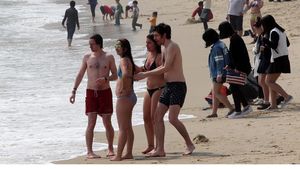 [핫포토] 때 아닌 비키니 수영복&hellip;3월 해운대 벌써 여름