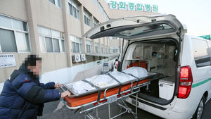 [슬라이드 포토] 국과수로 향하는 강화 캠핑장 화재 피해자 시신
