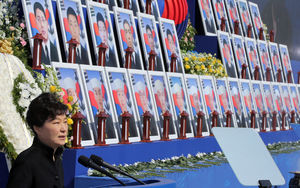 [슬라이드 포토] 박 대통령, 천안함 46용사 묘역 참배