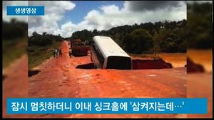 [생생영상] 거대 싱크홀에 빠지자마자 급류에 휩쓸린 버스&hellip;'아찔'