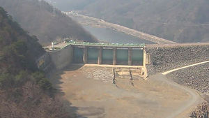 가뭄에 바닥 드러낸 골짜기&hellip;차로 오가는 '진풍경'