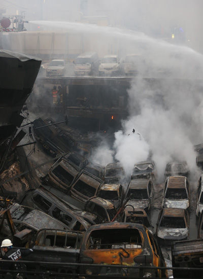 메인이미지  3 : 3일 오전 1시 53분께 부산시 연제구 거제동의 한 중고 자동차매매단지에서 불이 나 중고차 500여 대가 타고 철골구조물이 폭삭 내려앉아 있다.  (부산=연합뉴스)