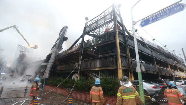 메인이미지  7 : 3일 오전 1시 53분께 부산시 연제구 거제동의 한 중고 자동차매매단지에서 불이 나 중고차 500여대가 타고 철골구조물이 폭싹 내려앉아 있다. (부산=연합뉴스)