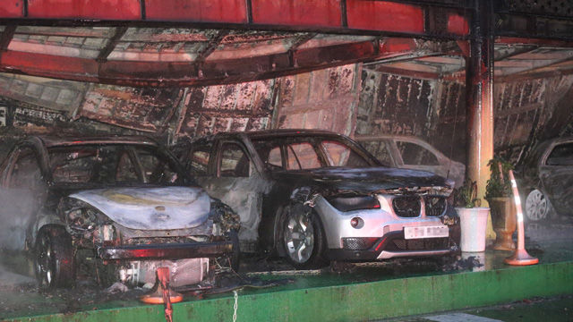 메인이미지  8 : 3일 오전 1시 53분께 부산시 연제구 거제동의 한 중고 자동차매매단지에서 불이 나 중고차 500여대가 불에 탔다. 외제차들이 불에 탄 채로 서 있다.(부산=연합뉴스)