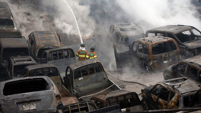 메인이미지  4 : 3일 오전 1시 53분께 부산시 연제구 거제동의 한 중고 자동차매매단지에서 불이 나 중고차 500여 대가 타고 철골구조물이 폭삭 내려앉아 있다.  (부산=연합뉴스)