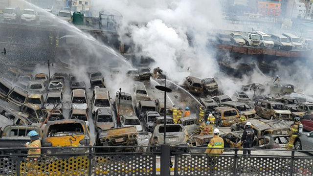 메인이미지  6 : 3일 오전 1시 53분께 부산시 연제구 거제동의 한 중고 자동차매매단지에서 불이 나 중고차 500여 대가 타고 철3일 오전 1시 53분께 부산시 연제구 거제동의 한 중고 자동차매매단지에서 불이 나 중고차 570여 대가 타고 철골구조물이 폭삭 내려앉아 있다.(부산=연합뉴스)  골구조물이 폭삭 내려앉아 있다.  (부산=연합뉴스)