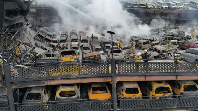 메인이미지  9 : 3일 오전 1시 53분께 부산시 연제구 거제동의 한 중고 자동차매매단지에서 불이 나 중고차 500여 대가 타고 철골구조물이 폭삭 내려앉아 있다.  (부산=연합뉴스)