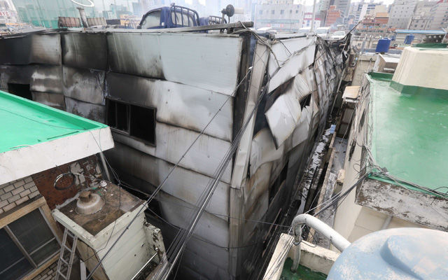 메인이미지  5 :  3일 오전 1시 53분께 부산시 연제구 거제동의 한 중고 자동차매매단지에서 불이 나 중고차 500여 대가 타고 철골구조물이 폭삭 내려앉아 있다. 사고가 난 자동차 매매단지와 바로 뒤편 주택가가 1m도 떨어져 있지 않아 하마터면 인명피해가 날 뻔한 아찔한 사고였다.  (부산=연합뉴스)