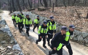 [슬라이드 포토] 성완종 회장 수색 나선 경찰&hellip;포토라인만 덩그러니