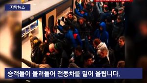 [자막뉴스] "지하철 들어 올려" 괴력 발산&hellip;할머니 구한 사람들