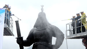 [핫포토] '세월호 아픔을 함께'&hellip;이순신 장군 동상 친수식