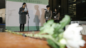 [슬라이드 포토] 세월호 참사 1년&hellip;기도하는 사람들