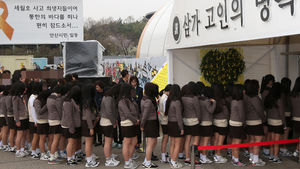 [슬라이드 포토] 세월호 합동 분향소 찾은 단원고 학생들