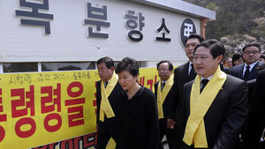 박 대통령 팽목항 방문&hellip;분향소 폐쇄로 분향은 못 해