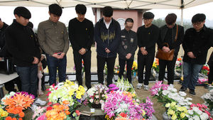[포토] '영원한 참스승' 고 남윤철 교사 묘소에 추모행렬
