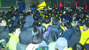 서울광장서 세월호 추모 행진&hellip;경찰과 충돌해 10명 연행