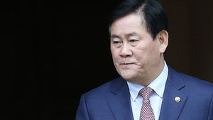 최경환 부총리 "서경배 회장은 떠오르는 별이다"