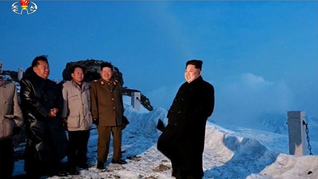 메인이미지  1 : 북한 김정은 국방위원회 제1위원장이 18일 간부들을 대동하고 백두산에 올라 인민군 전투비행사 백두산지구 혁명전적지답사 행군대원들과 함께 해돋이를 봤다. 사진은 조선중앙TV가 방영한 장면으로, 왼쪽부터 리병철 당 제1부부장, 최룡해 노동당 비서, 황병서 군 총정치국장 순이다. 김정은 제1위원장은 아버지 김정일 국방위원장이 '원수' 칭호를 받은 날(4월 20일)을 앞두고 전투비행사들에게 백두산 행군을 지시해, 11∼17일 행군이 진행됐다. 