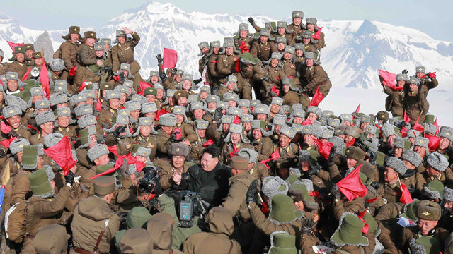 메인이미지  6 : 김정은 북한 국방위원회 제1위원장이 18일 새벽 인민군 전투비행사 백두산지구 혁명전적지답사 행군대원들과 백두산에 올랐다고 조선중앙통신이 19일 보도했다. 