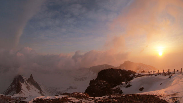 메인이미지  3 : 김정은 북한 국방위원회 제1위원장이 18일 새벽 인민군 전투비행사 백두산지구 혁명전적지답사 행군대원들과 백두산에 올랐다고 조선중앙통신이 19일 이 사진을 보도했다. 