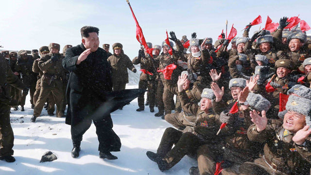 메인이미지  4 : 김정은 북한 국방위원회 제1위원장이 18일 새벽 인민군 전투비행사 백두산지구 혁명전적지답사 행군대원들과 백두산에 올랐다고 조선중앙통신이 19일 보도했다. 
