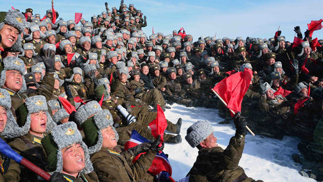 메인이미지  5 : 김정은 북한 국방위원회 제1위원장이 18일 새벽 인민군 전투비행사 백두산지구 혁명전적지답사 행군대원들과 백두산에 올랐다고 조선중앙통신이 19일 보도했다. 