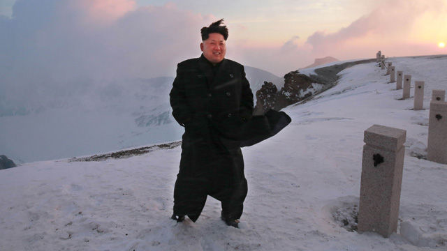 메인이미지  7 : 김정은 북한 국방위원회 제1위원장이 18일 새벽 인민군 전투비행사 백두산지구 혁명전적지답사 행군대원들과 백두산에 올랐다고 조선중앙통신이 19일 보도했다. 