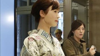 "어, 사람이 아니었어?" 일본 백화점서 로봇이 안내