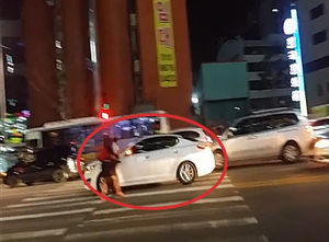 용감한 '빨간 가방' 여고생&hellip;도로에 뛰어들어 버스기사 구해