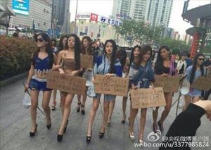 '직장' 잃은 중국 레이싱걸들 '거지복장' 항의시위