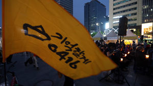 [슬라이드 포토] "세월호, 기억할게"&hellip;광화문 지키는 촛불들