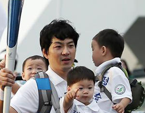 송일국, '삼둥이 달력' 수입금으로 네팔에 1억 기부