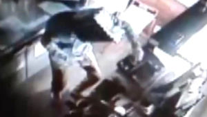 머리에 봉투 뒤집어쓰고&hellip;130번 훔친 도둑