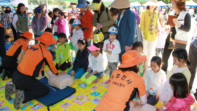 메인이미지  6 : 5일 서울 구로구 고척근린공원에서 열린 '제93회 어린이날 행사'에서 구로소방소의 119안전체험 코너를 찾은 어린이들이 심폐소생술을 배우고 있다.