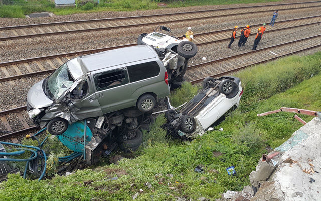 메인이미지  4 : 6일 오전 7시 22분께 부산시 사상구 주례동 보훈병원 맞은편 철길 위 도로에서 정화조 분뇨수거를 하던 16ｔ짜리 탱크로리가 브레이크가 풀려 주차된 스포티지 차량과 스타렉스 승합차와 부딪치며 높이 10ｍ 아래 철길로 추락했다. 이 사고로 열차 운행이 한때 중단됐다. << 부산소방안전본부 >> (부산=연합뉴스) 