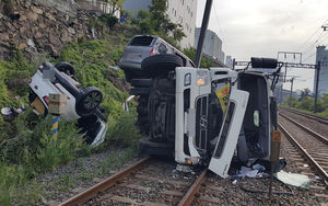 [슬라이드 포토] 차량 3대 철길 추락&hellip;경부선 열차 18대 지연운행