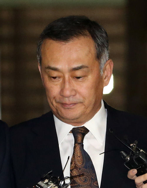 메인이미지  3 : 회사자금을 횡령해 원정도박을 벌인 협의로 구속된 장세주 동국제강 회장이 7일 새벽 서울 서초구 중앙지검에서 구치소로 이송되고 있다.