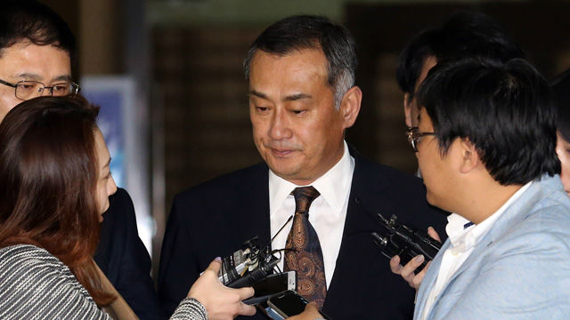 메인이미지  2 : 회사자금을 횡령해 원정도박을 벌인 협의로 구속된 장세주 동국제강 회장이 7일 새벽 서울 서초구 중앙지검을 나서며 기자들의 질문을 받고 있다.