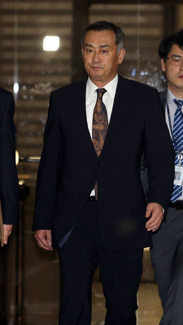 메인이미지  4 : 회사자금을 횡령해 원정도박을 벌인 협의로 구속된 장세주 동국제강 회장이 7일 새벽 서울 서초구 중앙지검에서 구치소로 이송되고 있다.