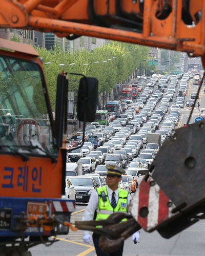 메인이미지  1 : 7일 오전 서울 서초역사거리에서 크레인을 실은 특수차량이 유턴 과정에서 고장으로 멈춰서 차량들이 길게 줄지어 서 있다.  (서울=연합뉴스) 