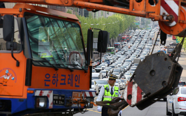 메인이미지  3 : 7일 오전 서울 서초역사거리에서 크레인을 실은 특수차량이 유턴 과정에서 고장으로 멈춰서 차량들이 길게 줄지어 서 있다.  (서울=연합뉴스) 
