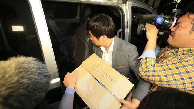 메인이미지  4 :  7일 오후 서울 태평로2가 신한은행 본점에서 검찰 관계자들이 압수품이 든 상자를 옮기고 있다. 