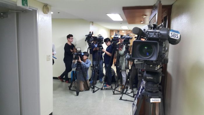 메인이미지  6 : '성완종 리스트' 관련 홍준표 경남도지사의 검찰 출석을 기다리는 취재진들의 모습.  (사진 = 이승환 영상취재기자)