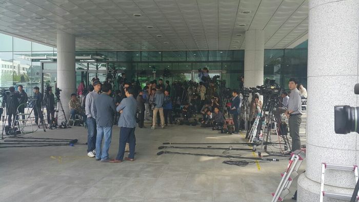 메인이미지  7 : '성완종 리스트' 관련 홍준표 경남도지사의 검찰 출석을 기다리는 취재진들의 모습.  (사진 = 이승환 영상취재기자)
