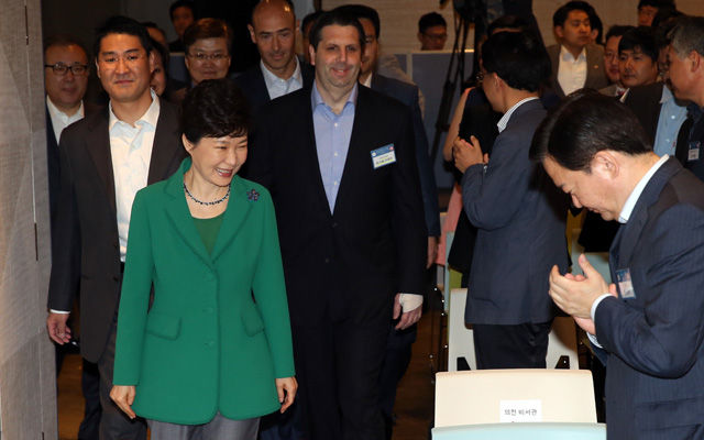 메인이미지  3 : 박근혜 대통령이 8일 오전 서울 강남구 역삼동에서 열린 ‘구글 캠퍼스 서울’ 개소식에 참석, 존 리 구글 코리아 대표(오른쪽), 카림 템사마니 구글 아태지역 총괄, 마크 리퍼트 주한 미 대사 등과 함께 행사장에 입장하고 있다.(서울=연합뉴스)