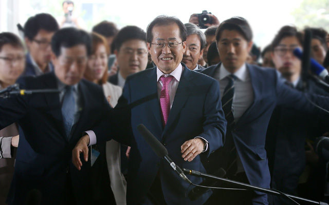 메인이미지  4 : '성완종 리스트'에 오른 홍준표 경남도지사가 검찰 소환조사를 받기 위해 8일 오전 서울 서초구 서울고등검찰청에 들어서고 있다. (서울=연합뉴스)