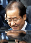 섬네일이미지  3:8일 오전 서울 서초구 법원삼거리에 위치한 한 변호사사무실에서 나온 후 검찰에 출석하기 위해 차에 오르고 있다.

   홍 도지사는 성완종 전 경남기업 회장으로부터 1억원의 불법정치자금을 수수한 혐의를 받고 있다.   (서울=연합뉴스)