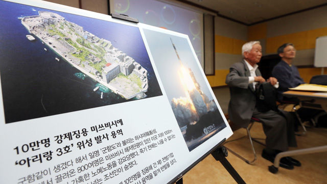 메인이미지  1 : 일본이 강제노역시설 일부의 세계유산 등재를 추진 중인 가운데 9일 오전 광주 서구 광주청소년문화센터에서 열린 '강제동원 피해자 증언'행사에서 일본 나가사키 아소 탄광에서 강제노역한 공재수 할아버지가 당시 상황을 증언하고 있다. 오른쪽으로 보이는 사진은 일본이 세계유산 등재를 추진 중인 하시마 탄광(일명 군함도)의 모습.