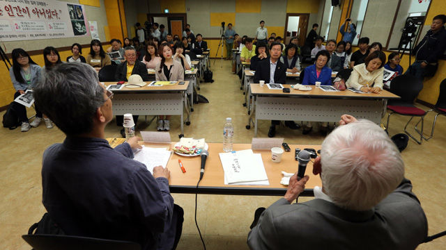 메인이미지  4 : 일본이 강제노역시설 일부의 세계유산 등재를 추진 중인 가운데 9일 오전 광주 서구 광주청소년문화센터에서 열린 '강제동원 피해자 증언'행사에서 일본 나가사키 아소 탄광에서 강제노역한 공재수 할아버지가 당시 상황을 눈물을 흘리며 증언하고 있다. 